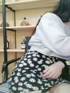 美女被猥琐男灌醉想要睡觉被强行插嘴口交啪啪